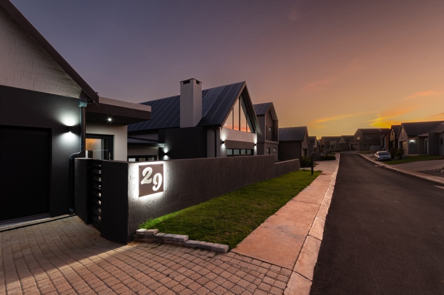 To Let 3 Bedroom Property for Rent in Outeniquasbosch Western Cape